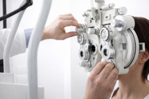 Exame de refração: o primeiro passo para enxergar com clareza