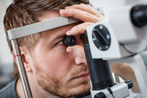 Exame de fundo de olho: o que ele mostra e por que ele muda o acompanhamento