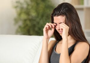 Infecção no olho pode afetar a córnea ou a retina? Conheça os possíveis riscos